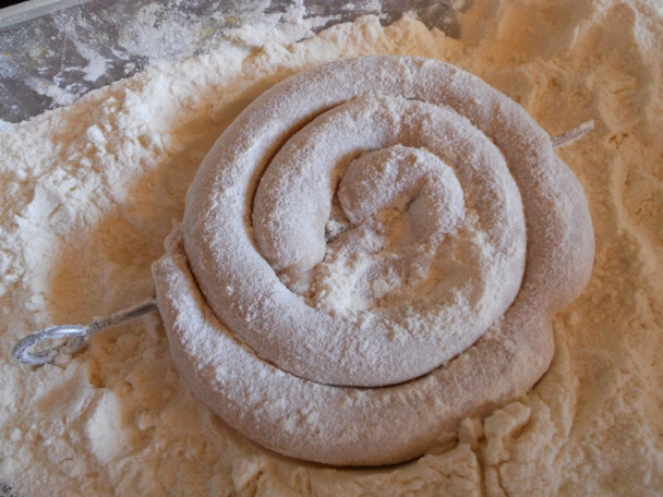 Biela klobása v zemiakovo-syrovom cestíčku (fotorecept) - obrázok 4