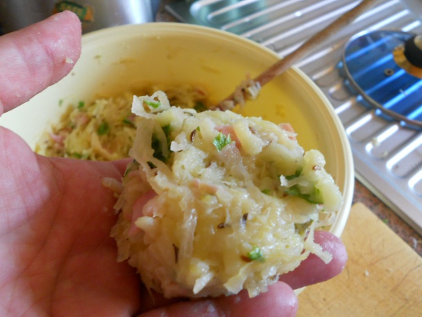 Karbonátky zo zemiakov a kvasenej kapusty (fotorecept) - obrázok 2