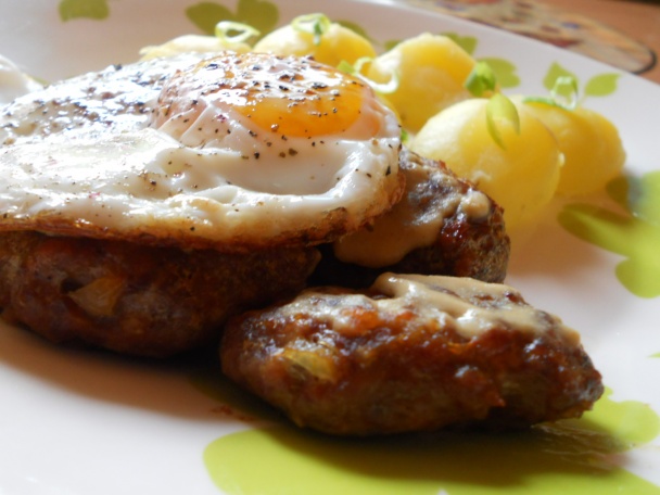 Sekané bifteky s vajcami - obrázok 1