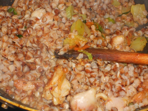 Pohánka so zeleninou a kuracím mäsom v majoráne (fotorecept) - obrázok 3