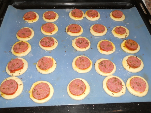 Jednoduché jednohubky s klobásou, alebo syrom - obrázok 1