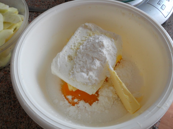 Kysnutý koláč s tvarohom a jablkami - obrázok 2