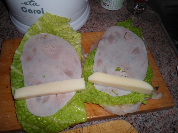 Srolovaná kuřecí prsa s kapustou, šunkou a sýrem (fotorecept) - obrázok 4