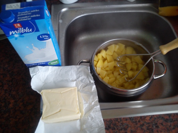 Šmakulada - zapekaná zemiakova kaša s kapustou a klobásou (fotorecept) - obrázok 2