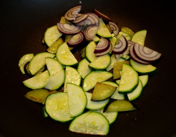 Opekané chilli tofu s kari pohánkou a cuketou (vegan) - obrázok 3