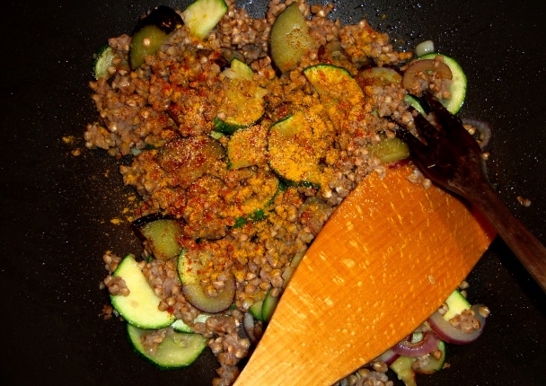 Opekané chilli tofu s kari pohánkou a cuketou (vegan) - obrázok 4