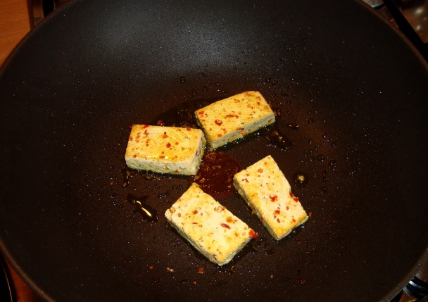 Opekané chilli tofu s kari pohánkou a cuketou (vegan) - obrázok 5