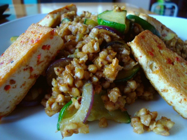 Opekané chilli tofu s kari pohánkou a cuketou (vegan) - obrázok 6