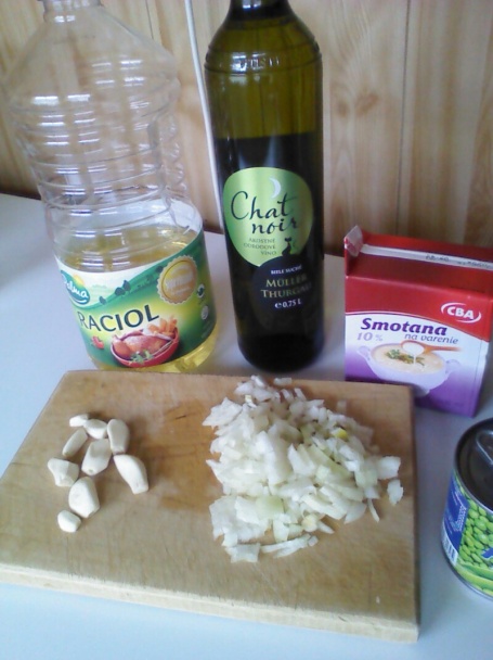 Kuracie stehná na víne s hráškom (fotorecept) - obrázok 2