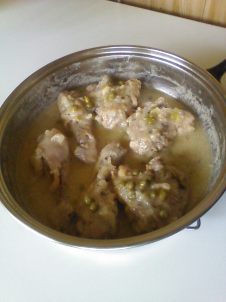 Kuracie stehná na víne s hráškom (fotorecept) - obrázok 3