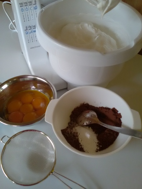 Výborná čokoládová torta bez múky s ovocím (fotorecept) - obrázok 2