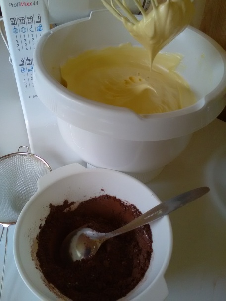 Výborná čokoládová torta bez múky s ovocím (fotorecept) - obrázok 3