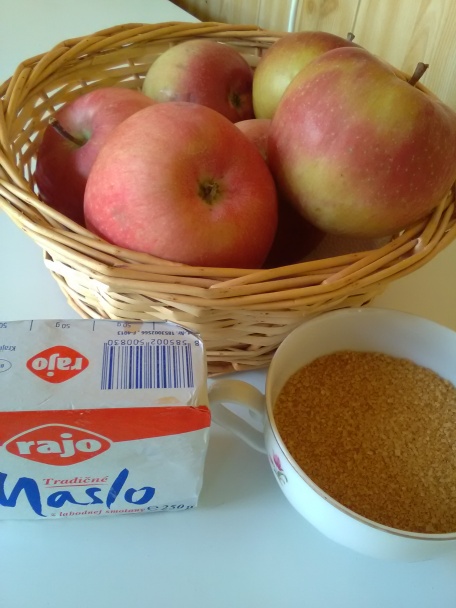 Jemný koláč s karamelizovanými jablkami a krémom (fotorecept) - obrázok 1