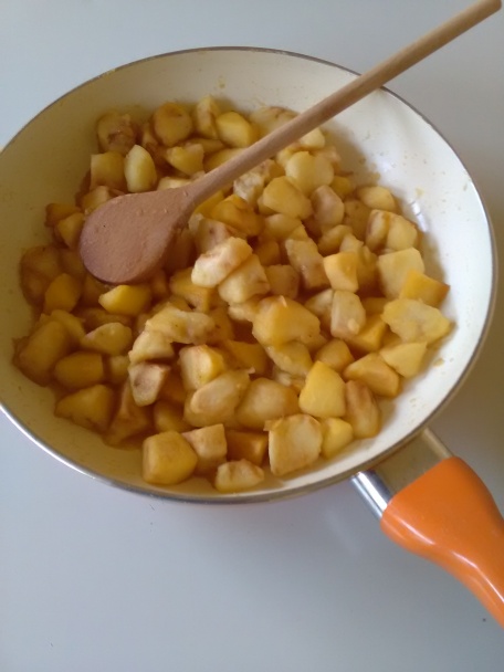 Jemný koláč s karamelizovanými jablkami a krémom (fotorecept) - obrázok 2