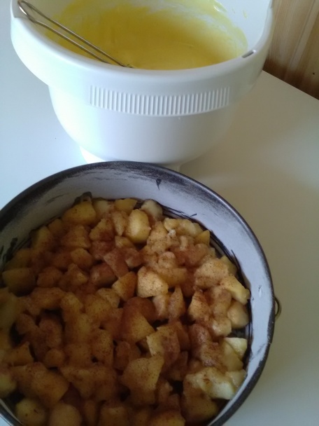 Jemný koláč s karamelizovanými jablkami a krémom (fotorecept) - obrázok 4