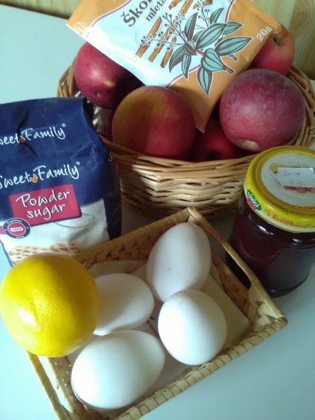 Šťavnatý jablkový koláč s bielkovou penou (fotorecept) - obrázok 2