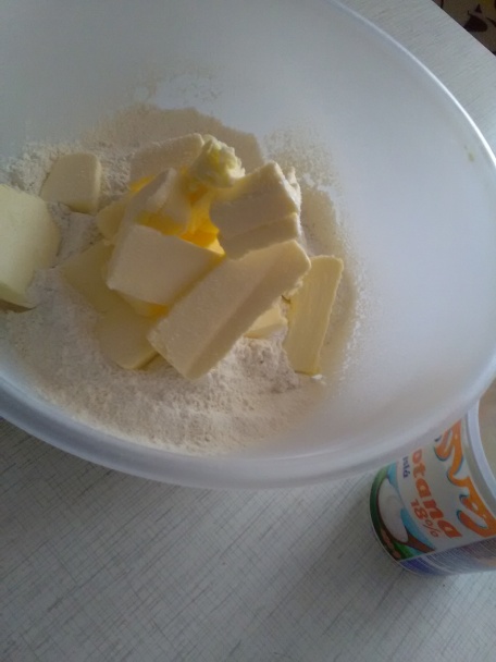 Krehké šatôčky s pudingovým krémom (fotorecept) - obrázok 3