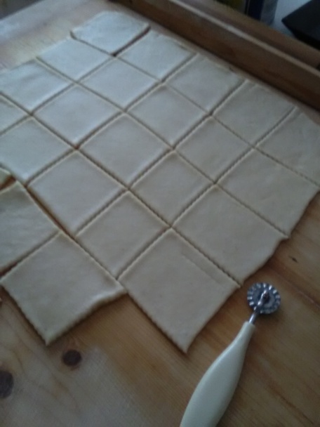 Krehké šatôčky s pudingovým krémom (fotorecept) - obrázok 6