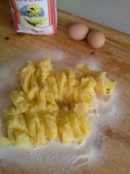 Jahodové gule zo zemiakového cesta (fotorecept) - obrázok 1