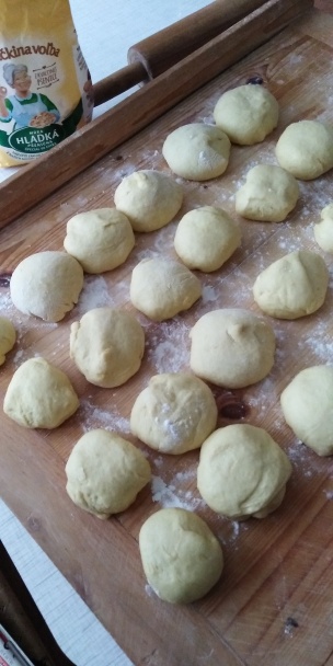 Sladké venčeky a rožky z kysnutého cesta (fotorecept) - obrázok 5