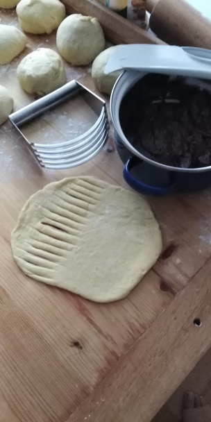 Sladké venčeky a rožky z kysnutého cesta (fotorecept) - obrázok 6