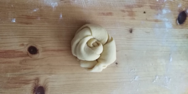 Sladké venčeky a rožky z kysnutého cesta (fotorecept) - obrázok 9