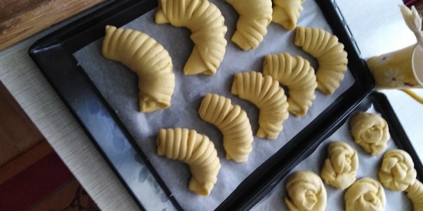 Sladké venčeky a rožky z kysnutého cesta (fotorecept) - obrázok 10