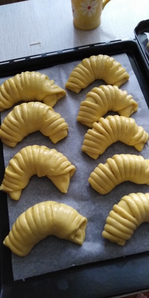 Sladké venčeky a rožky z kysnutého cesta (fotorecept) - obrázok 11