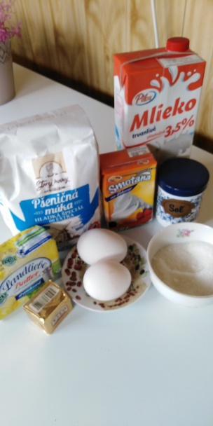 Šľahačkové koláčiky plnené pudingom a rožteky s makovou posýpkou (fotorecept)  - obrázok 1
