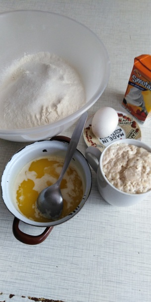 Šľahačkové koláčiky plnené pudingom a rožteky s makovou posýpkou (fotorecept)  - obrázok 2