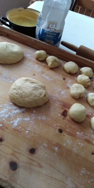 Šľahačkové koláčiky plnené pudingom a rožteky s makovou posýpkou (fotorecept)  - obrázok 4