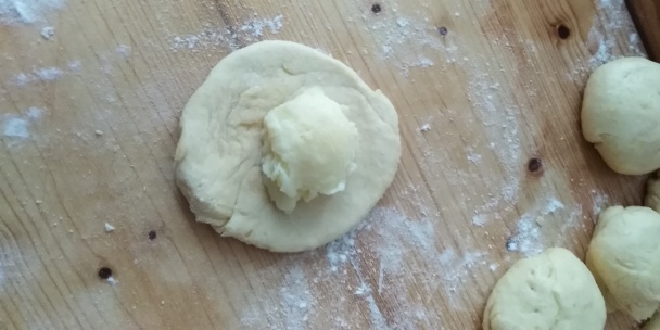 Šľahačkové koláčiky plnené pudingom a rožteky s makovou posýpkou (fotorecept)  - obrázok 5