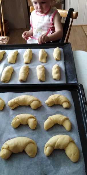 Šľahačkové koláčiky plnené pudingom a rožteky s makovou posýpkou (fotorecept)  - obrázok 6