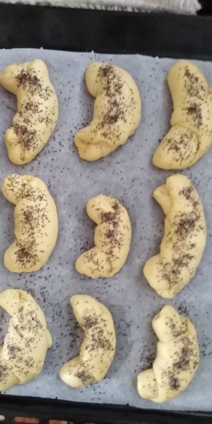 Šľahačkové koláčiky plnené pudingom a rožteky s makovou posýpkou (fotorecept)  - obrázok 10