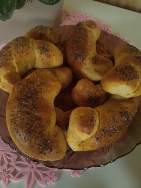 Šľahačkové koláčiky plnené pudingom a rožteky s makovou posýpkou (fotorecept)  - obrázok 11