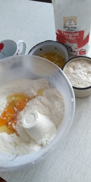 Hrnčekové krehké rožky z kyslej smotany s jablkovou a orechovou plnkou (fotorecept) - obrázok 2