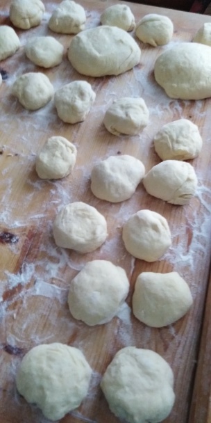 Hrnčekové krehké rožky z kyslej smotany s jablkovou a orechovou plnkou (fotorecept) - obrázok 7