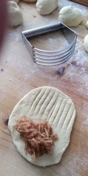 Hrnčekové krehké rožky z kyslej smotany s jablkovou a orechovou plnkou (fotorecept) - obrázok 8