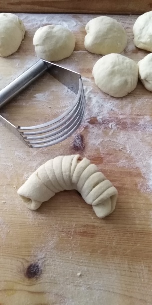 Hrnčekové krehké rožky z kyslej smotany s jablkovou a orechovou plnkou (fotorecept) - obrázok 9