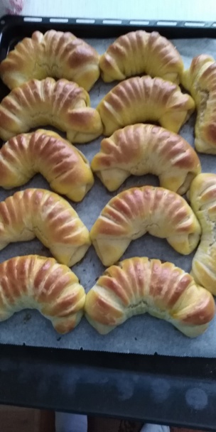 Hrnčekové krehké rožky z kyslej smotany s jablkovou a orechovou plnkou (fotorecept) - obrázok 11