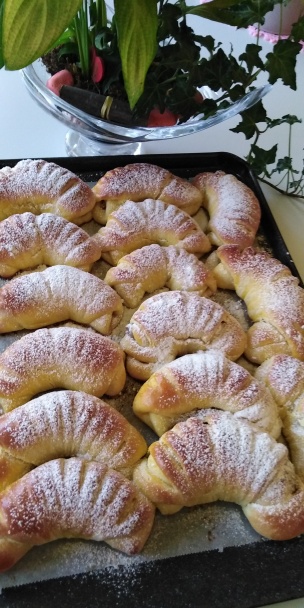 Hrnčekové krehké rožky z kyslej smotany s jablkovou a orechovou plnkou (fotorecept) - obrázok 12