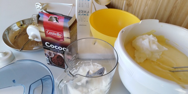 Jednoduchý dvojfarebný zákusok s punčovou polevou (fotorecept) - obrázok 1