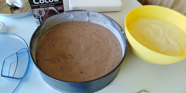 Jednoduchý dvojfarebný zákusok s punčovou polevou (fotorecept) - obrázok 2