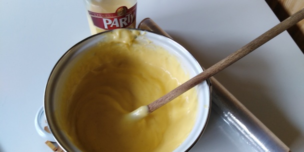 Medové kolieska s pudingovým krémom a karamelovou šľahačkou (fotorecept) - obrázok 5