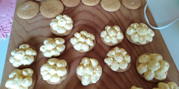 Medové kolieska s pudingovým krémom a karamelovou šľahačkou (fotorecept) - obrázok 7