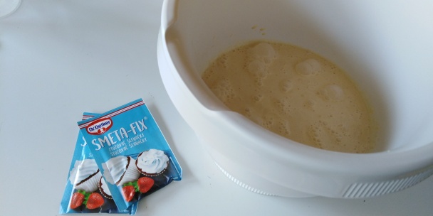 Medové kolieska s pudingovým krémom a karamelovou šľahačkou (fotorecept) - obrázok 8