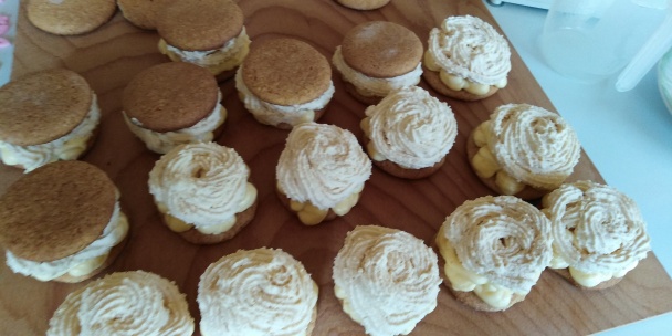 Medové kolieska s pudingovým krémom a karamelovou šľahačkou (fotorecept) - obrázok 9