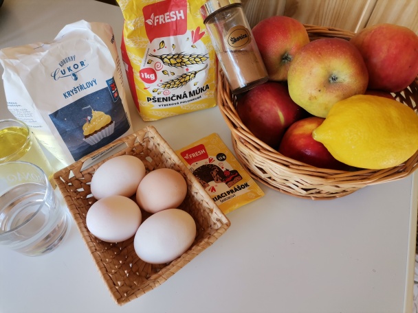 Obrátený jablkový zákusok s karamelovou šľahačkou (fotorecept) - obrázok 1