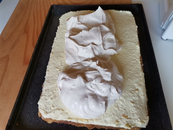 Obrátený jablkový zákusok s karamelovou šľahačkou (fotorecept) - obrázok 9