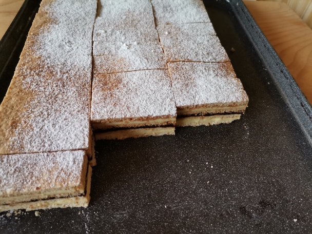 Medové rezy so slivkovým lekvárom  - obrázok 2